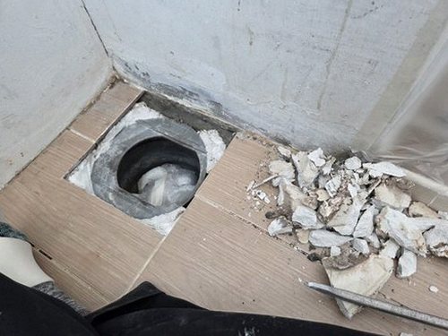 누수탐지 배관 점검 장비를 활용해 벽면 습기 원인을 확인하는 현장 모습