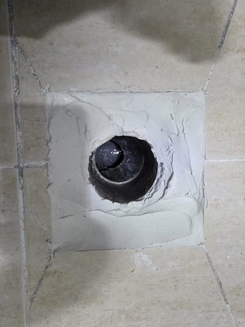 누수탐지 천장 얼룩과 배관 점검 장면