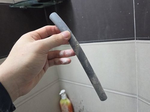 누수탐지 배관 누수 탐지 장비로 벽면 점검을 진행하는 모습
