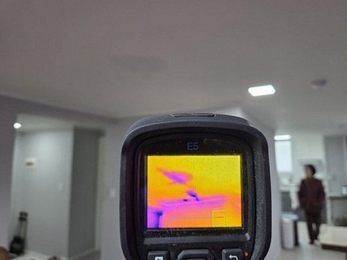 누수탐지 안방 바닥 배관 점검 장면