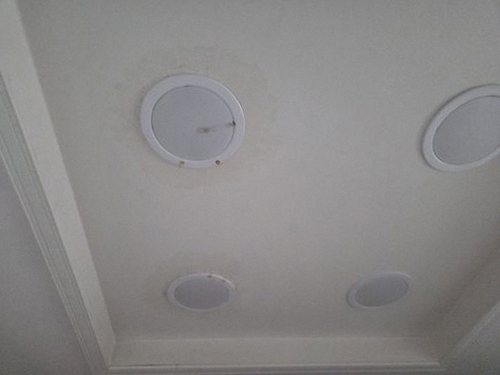 누수탐지 점검 전 확인 항목을 기록하는 장면