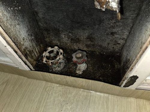 누수탐지 벽면 점검 장비를 확인하는 작업 장면