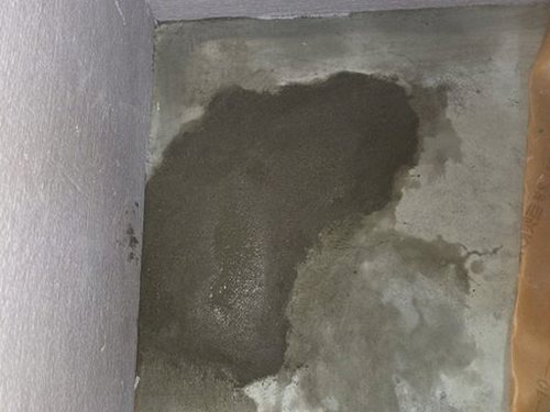 누수탐지 천장 얼룩 주변을 육안으로 살펴보는 점검 장면