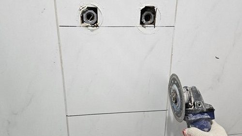 누수탐지 배관 누수 점검 장비를 설치한 아파트 욕실 바닥 현장