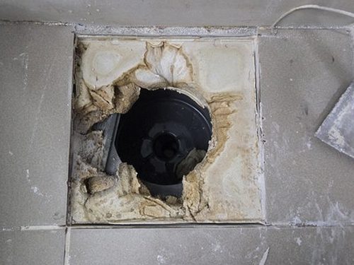 누수탐지 벽면 배관 점검 장비를 살펴보는 모습