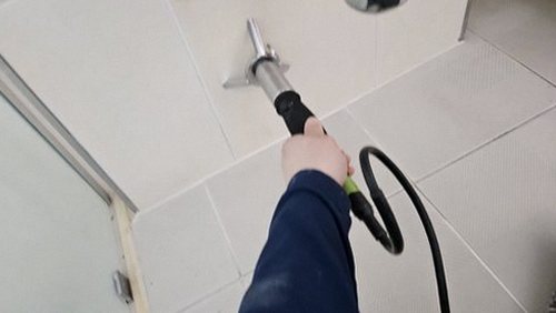 누수탐지 배관 연결부를 확인하는 장비 점검 장면