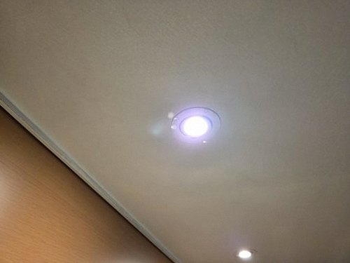 누수탐지 점검 구역과 확인 결과를 기록하고 수리 후 변화를 비교하는 모습