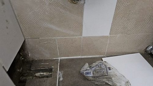 누수탐지 열화상 카메라로 바닥 온도 차이를 확인하는 장면