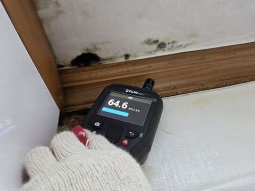 누수탐지 배관 이음부와 외벽 틈을 나눠 살펴보는 점검 장면