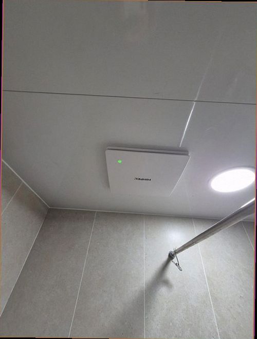 부산 중구 누수탐지 벽과 바닥 주변의 누수 흔적을 확인하는 모습