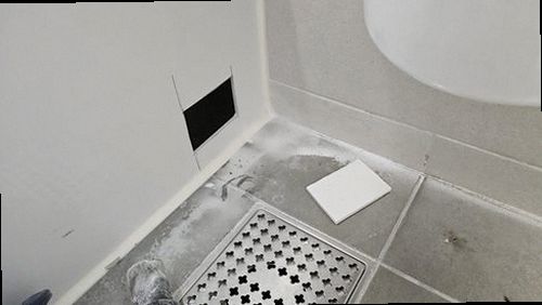 부여군 누수탐지 욕실 바닥과 벽의 습기 흔적을 확인하는 점검 장면