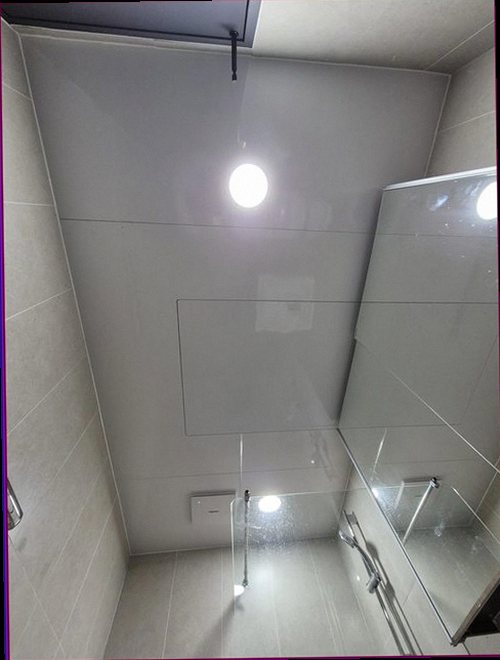 누수탐지 싱크대 하부 배관과 연결 부위를 확인하는 모습