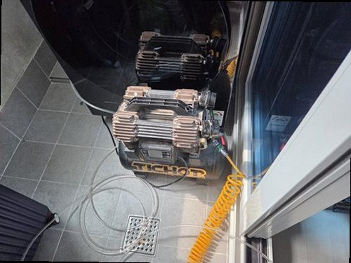 대덕구 누수탐지 욕실 벽과 바닥의 물기 및 얼룩을 확인하는 점검 장면