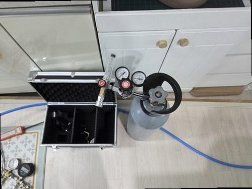 대전 동구 누수탐지 벽면 얼룩과 몰딩 변화를 살펴보는 초기 점검 장면