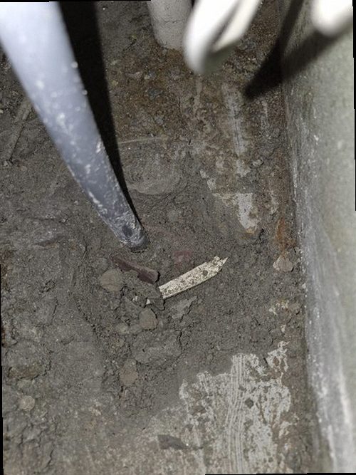 대전 동구 누수탐지 벽과 바닥에 생긴 물자국의 범위와 위치를 기록하는 모습