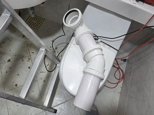 대전 서구 누수탐지 보수 이후 계량기와 배관 주변을 다시 확인하는 모습