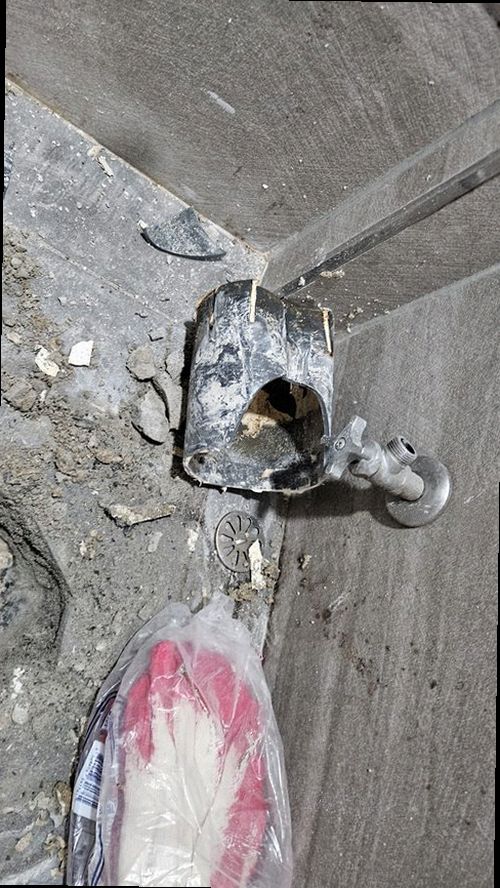 부산 강서구 누수탐지 욕실 천장 누수 흔적과 주변 마감 상태를 살피는 점검 장면