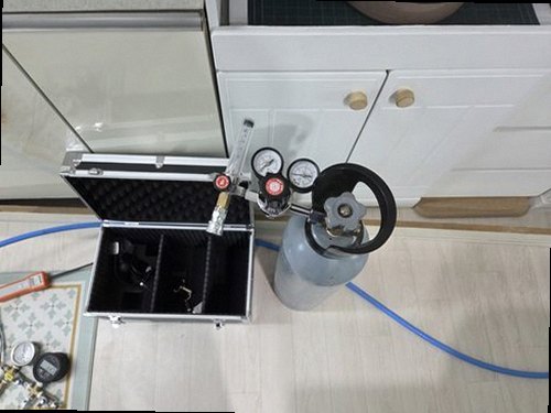 부산 서구 누수탐지 벽면 습기와 물 얼룩의 위치를 확인하는 점검 장면