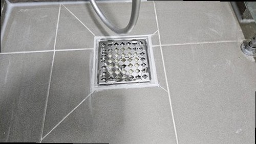 부산 서구 누수탐지 천장 얼룩과 주변 벽면의 습기 흔적을 확인하는 모습