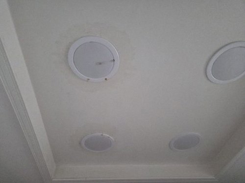 누수탐지 습도계와 배관 점검 도구를 함께 둔 실내 점검 장면