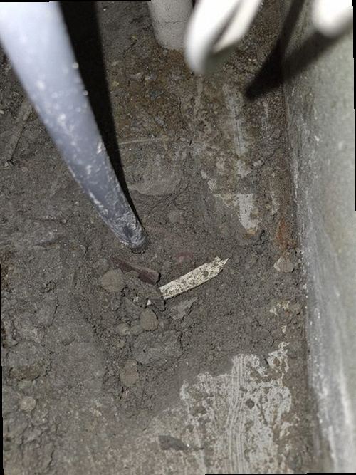 부산진구 누수탐지 벽과 천장에 나타난 얼룩의 범위와 변화를 기록하는 모습