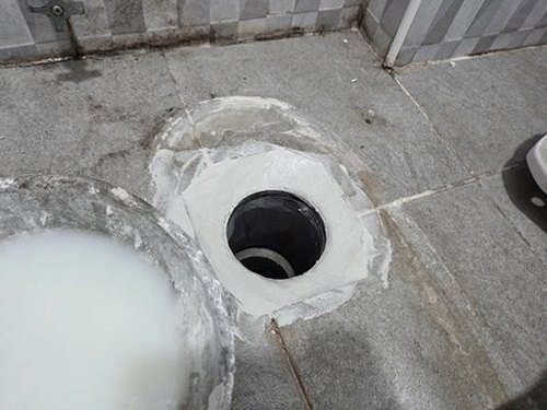 누수탐지 모라동 누수탐지의 기본 개념 화장실 타일 깨짐 신호 살피기
