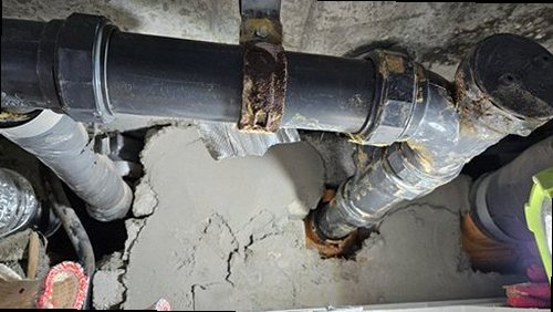 누수탐지 벽면 누수 흔적과 주변 배관 상태를 확인하는 현장 점검