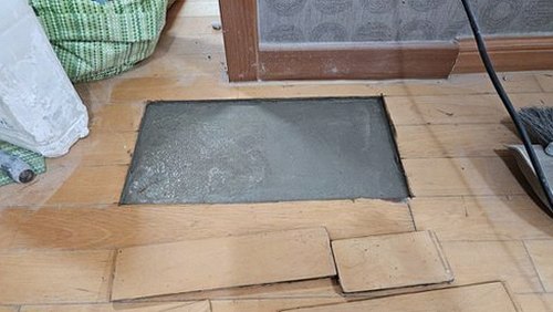 누수탐지 벽면 하단 얼룩의 번짐 방향을 기록한 점검 현장 사진