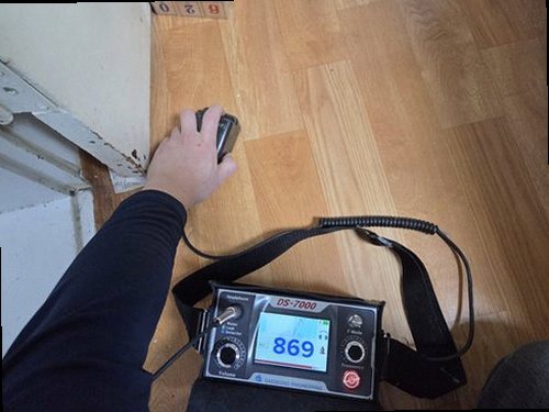누수탐지 배관 누수 탐지 장비를 점검하는 작업 장면