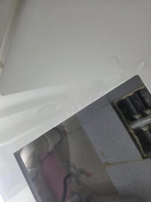 누수탐지 처치 전후 천장 상태를 비교한 장면