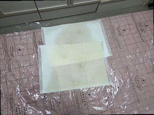 금산군 누수탐지 천장 얼룩과 주변 벽면의 습기 상태를 확인하는 모습