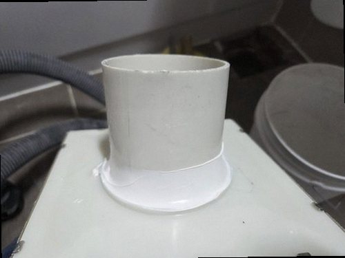 누수탐지 보일러 주변 바닥의 물자국과 배관 연결부를 확인하는 현장