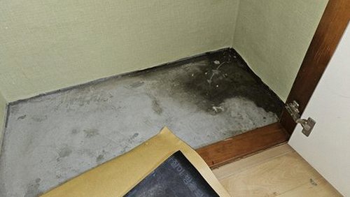 누수탐지 배관 위치를 확인하며 측정 기록을 정리하는 모습