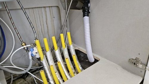 누수탐지 주방 하부장 내부 배관 연결부 점검 장면