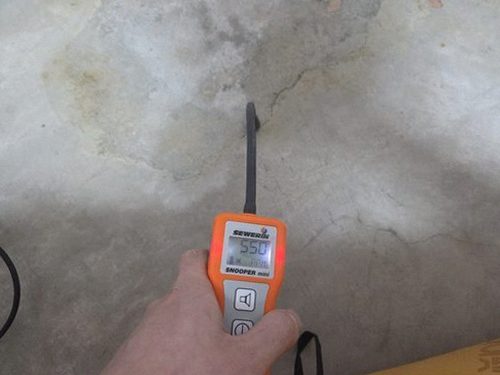 누수탐지 벽체 상태와 누수 흔적을 확인하는 점검 장면