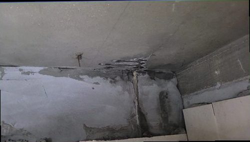 동래구 누수탐지 벽면 물자국과 주변 상태를 확인하는 현장 점검 모습