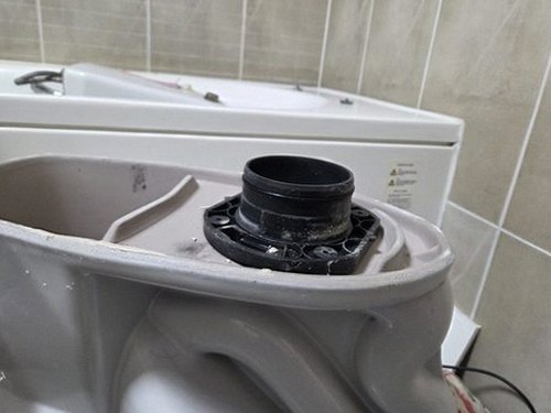 누수탐지 욕실 천장 얼룩을 사진과 함께 기록하는 모습