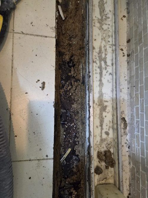 누수탐지 벽면 얼룩과 배관 위치를 함께 살펴보는 점검 장면