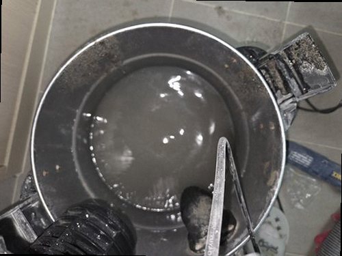 대전 중구 누수탐지 벽지에 맺힌 물방울과 주변 벽면의 흔적을 비교하는 점검 장면