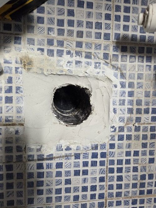누수탐지 배관 누수 점검 과정을 설명하는 현장 작업 장면