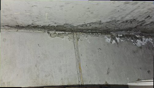 사상구 누수탐지 천장과 벽면의 누수 흔적을 확인하며 피해 범위를 기록하는 모습