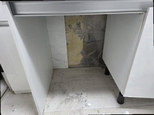 누수탐지 싱크대 하부 배관 연결부를 점검하는 현장 장면