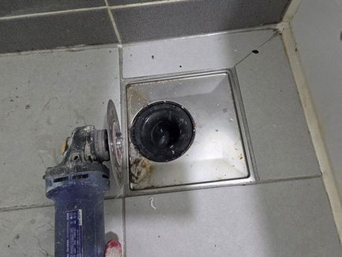 누수탐지 천장 얼룩의 가장자리 형태를 기록하는 점검 장면