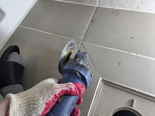 누수탐지 누수 의심 구역과 주변 배관을 확인하는 현장 점검 모습