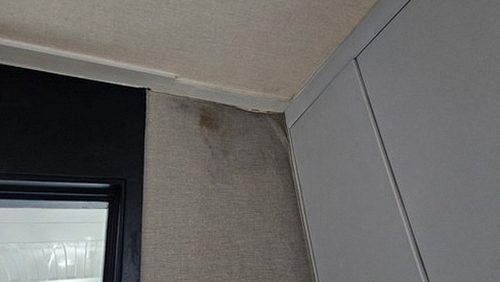 누수탐지 배수 배관 연결부 압력 시험을 진행하는 장면