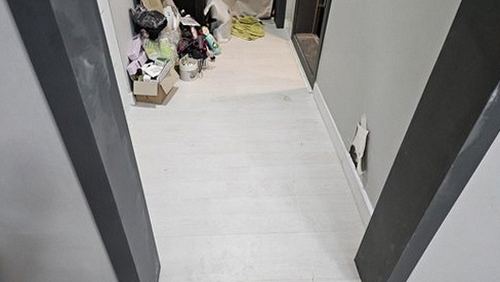 누수탐지 보수 후 건조된 벽면을 측정 장비로 다시 확인하는 모습