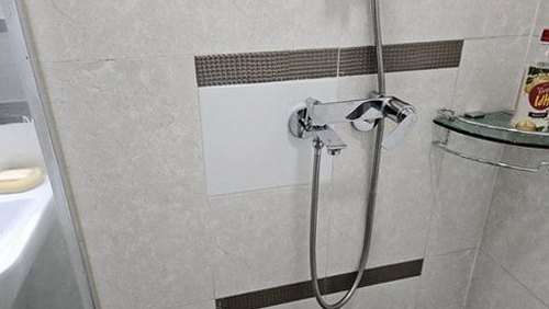 누수탐지 점검 보고서와 측정 기록을 확인하는 장면