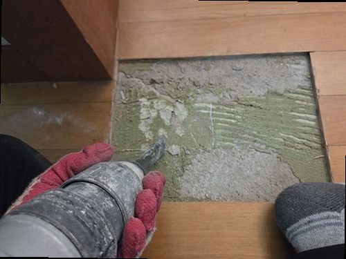 누수탐지 거실 바닥과 걸레받이 주변의 변색 흔적을 확인하는 현장