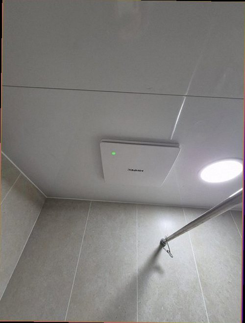 부산진구 누수탐지 천장 얼룩과 주변 습기 상태를 확인하는 모습