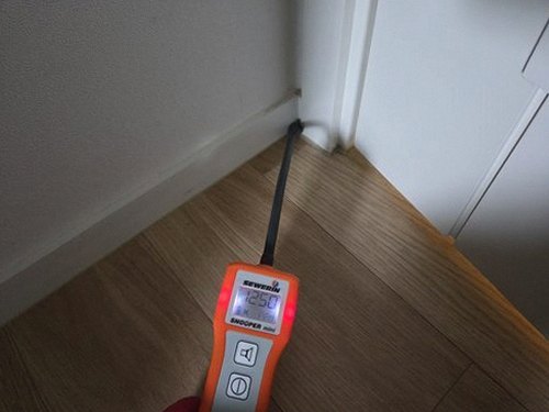 누수탐지 천장 얼룩과 배관 점검 장면
